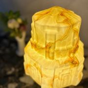 Imposante lampe Art Déco Building en opaline jaune marbrée