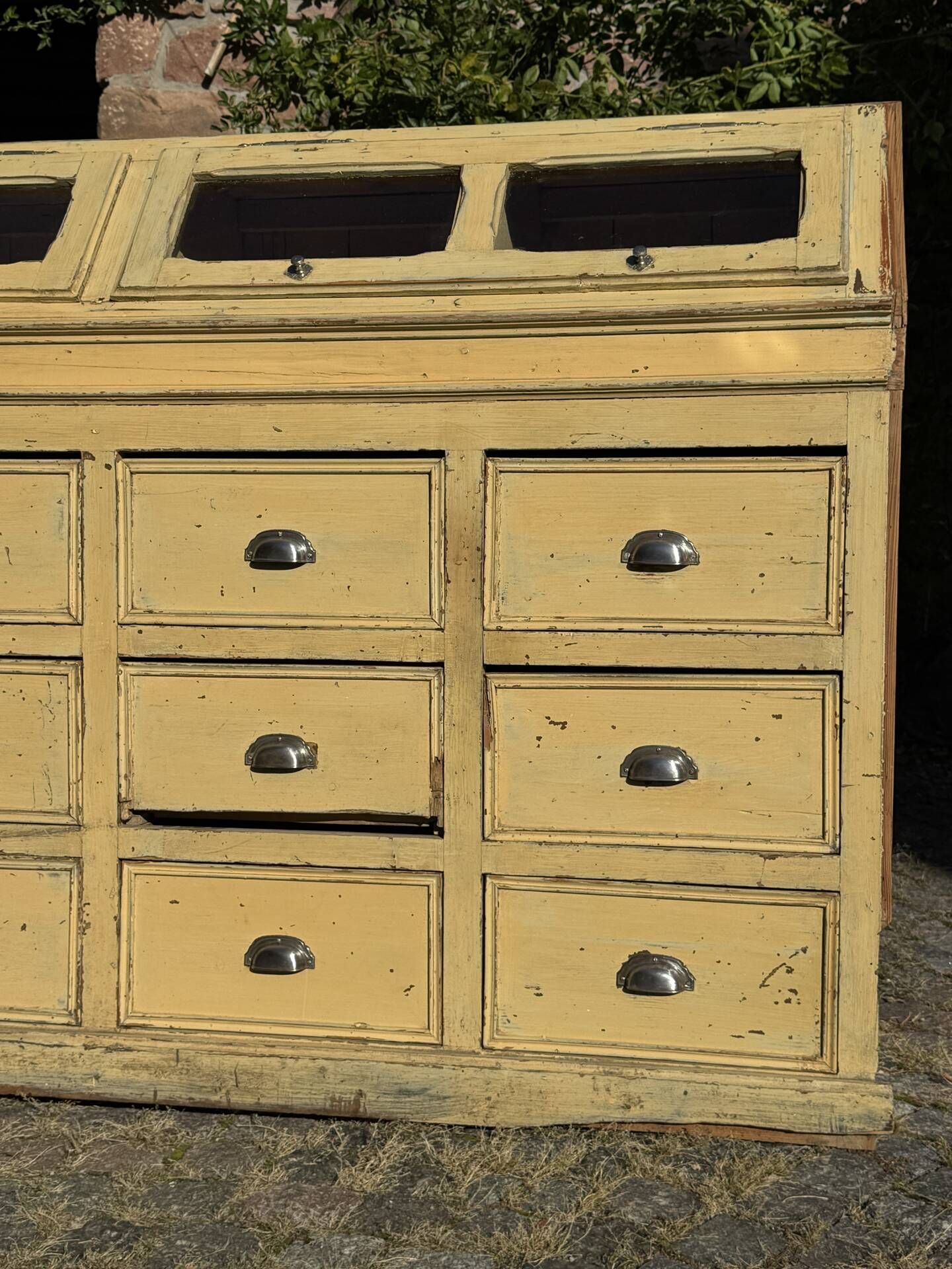 Workshop cabinet with drawers