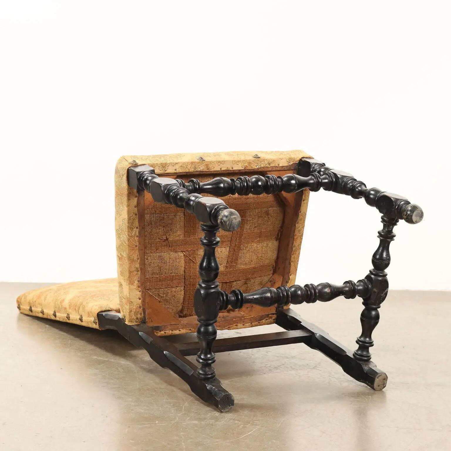 Antique Baroque chairs in ebonised walnut, Italy, 18th century.