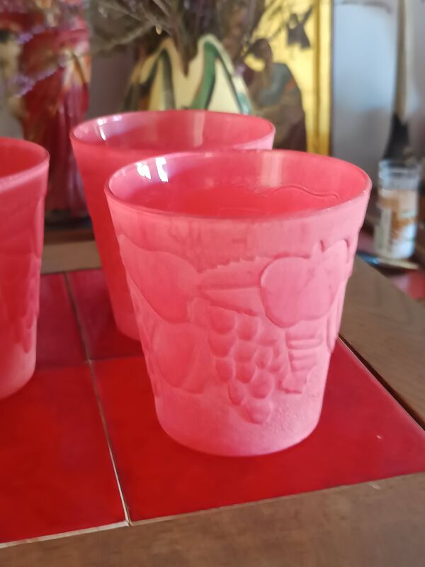 service à orangeade vintage en verre dépoli rouge à décor de fruits Cervé