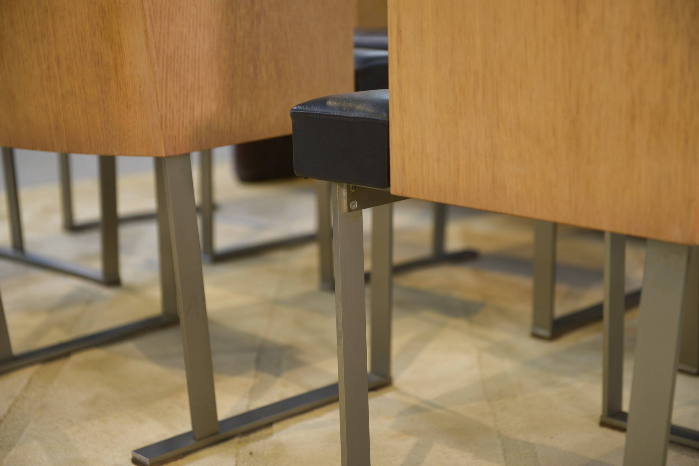 Set of 6 designer armchairs in oak and leather from the 1980s.
