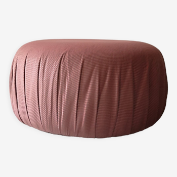 Pouf rond tissu velours cotelé rose drapé, design  Ligne Roset
