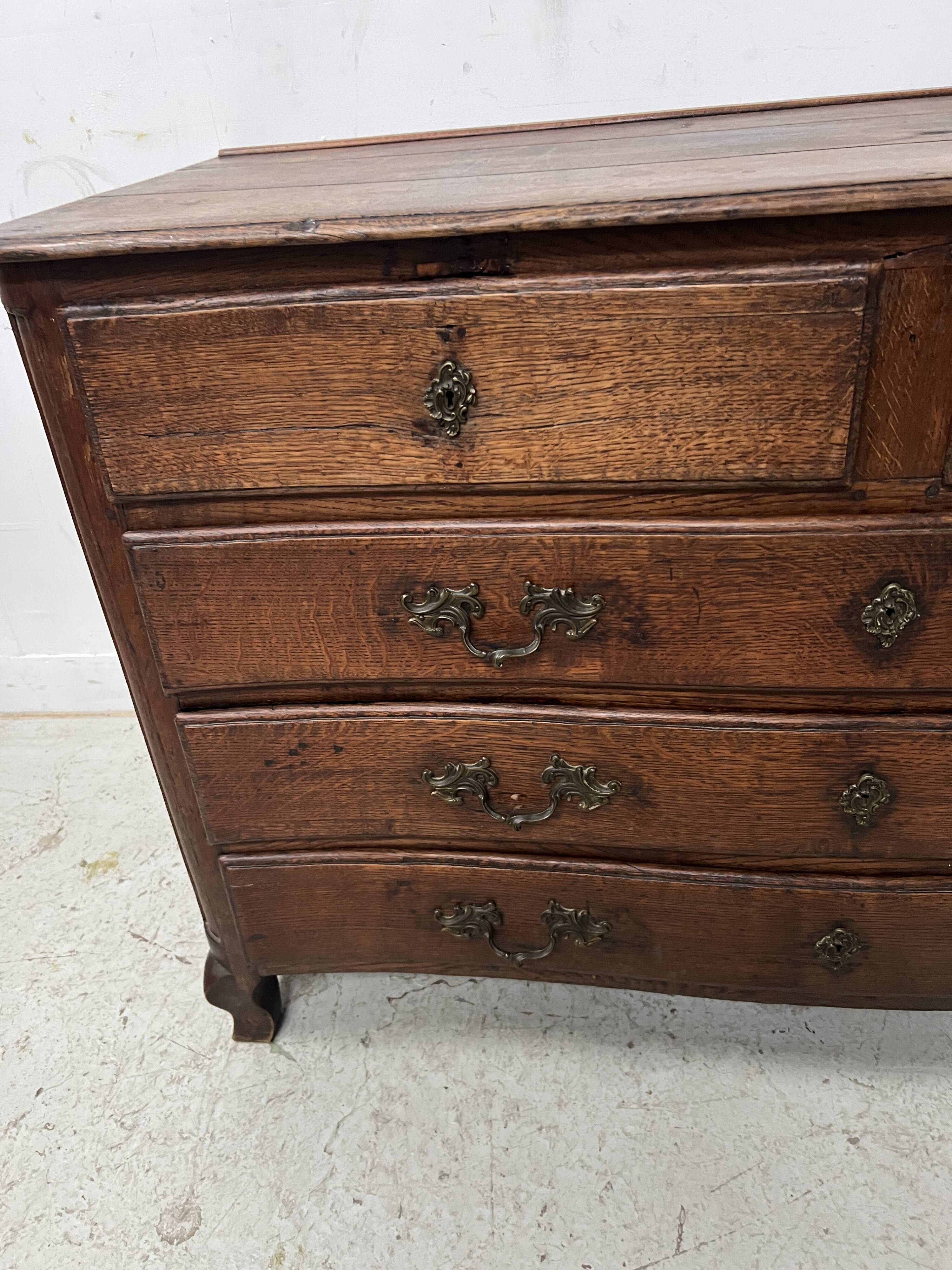 Louis XV chest of drawers in solid oak from the 18th century