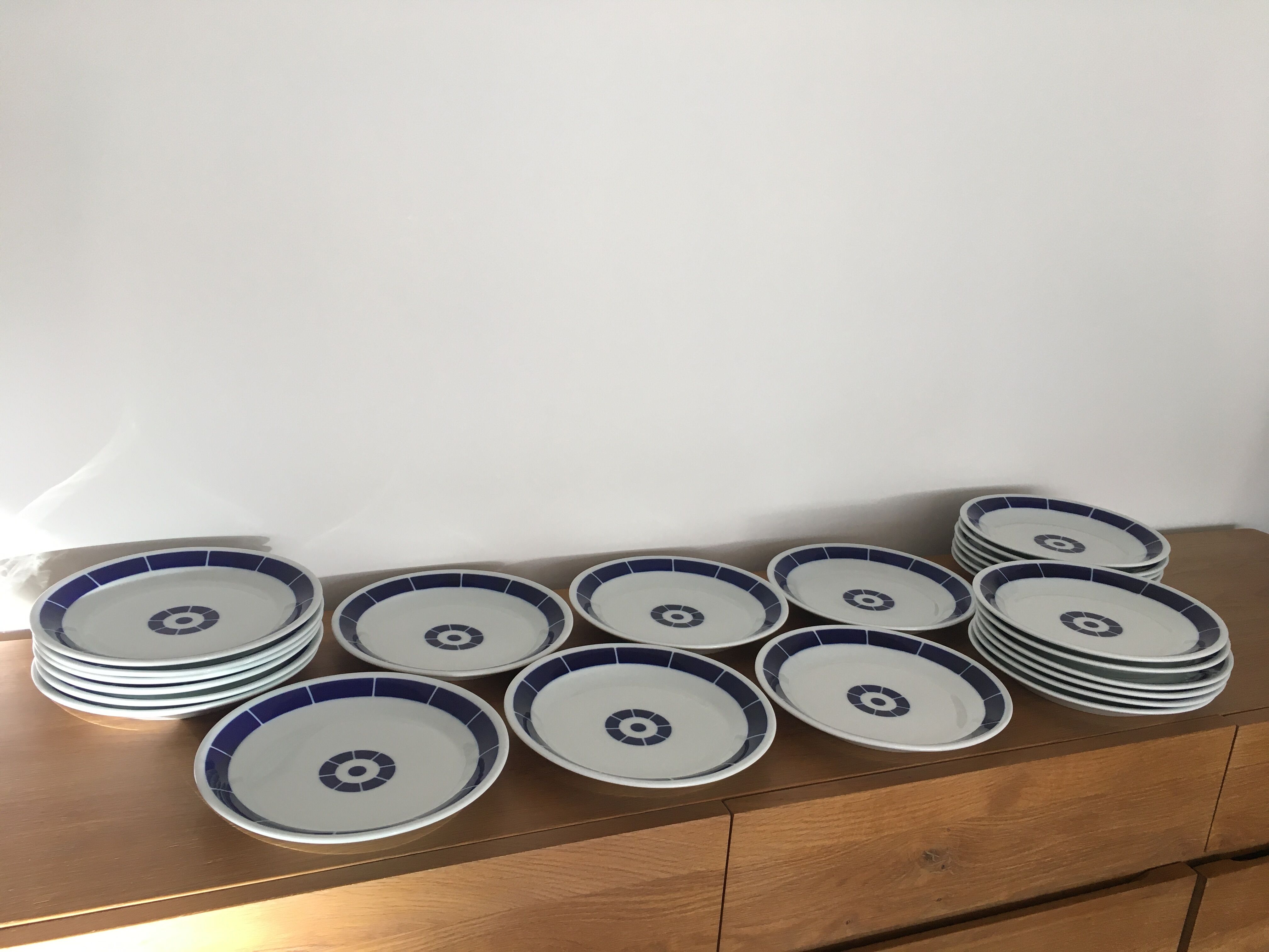 Service de 52 pièces blanches motif bleu