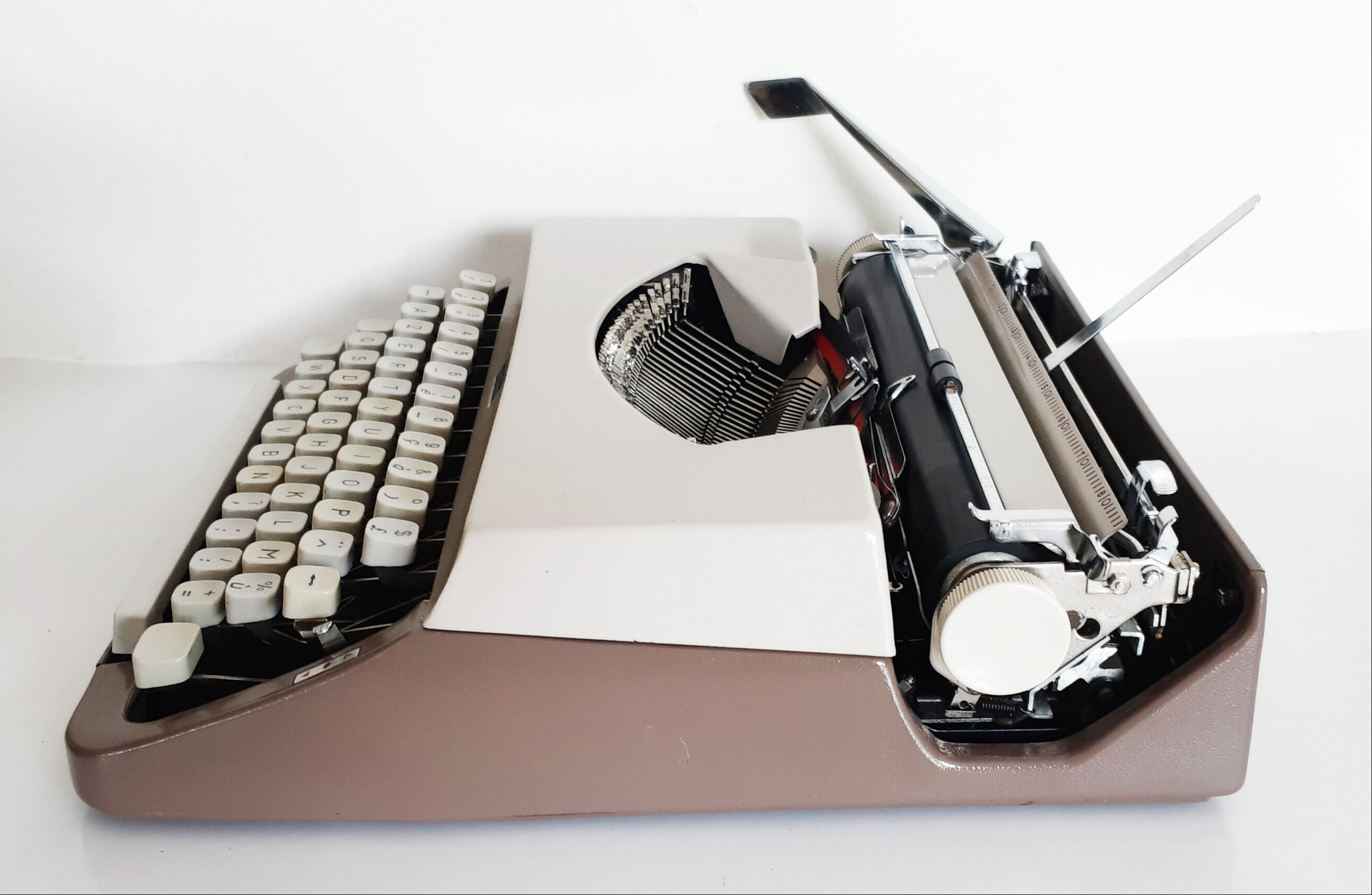 Portable, functional Riccar typewriter
