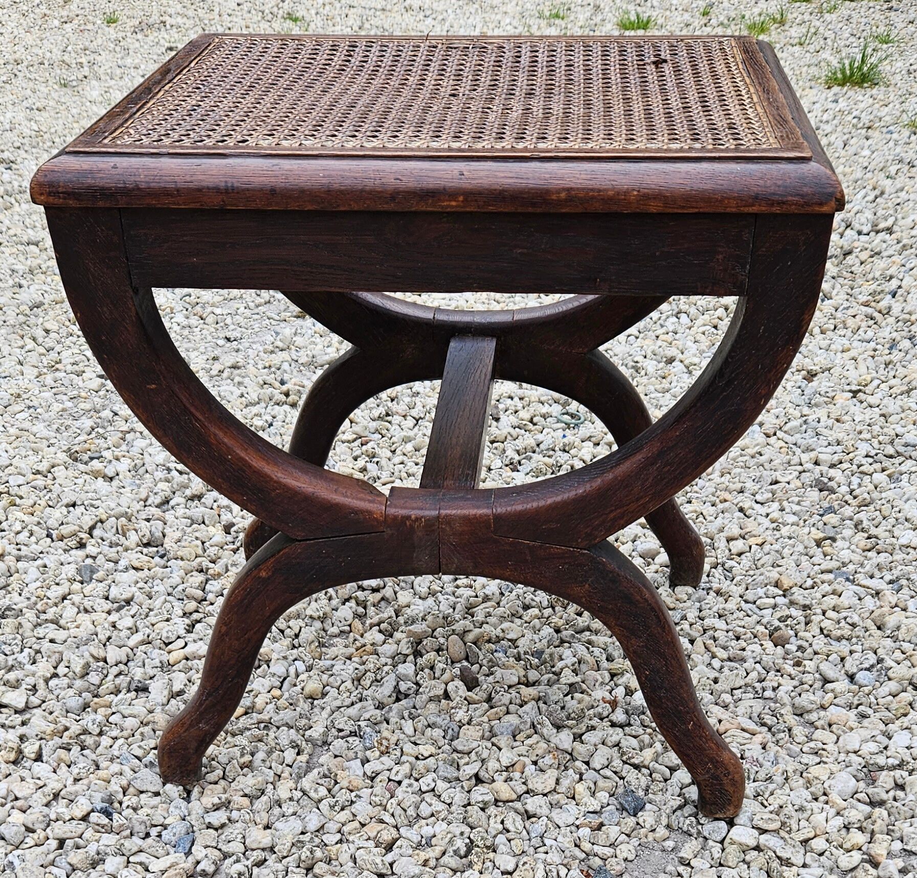Cross-footed cane stool