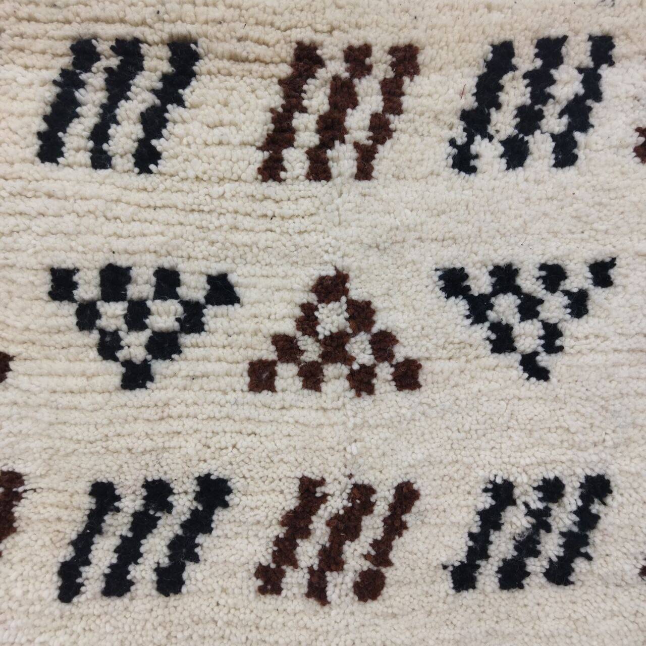 Azilal Berber rug in handmade wool 180 X 105 CM