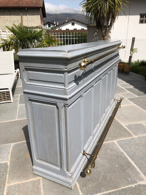 Grey lacquered wooden bar cabinet, golden brass bar