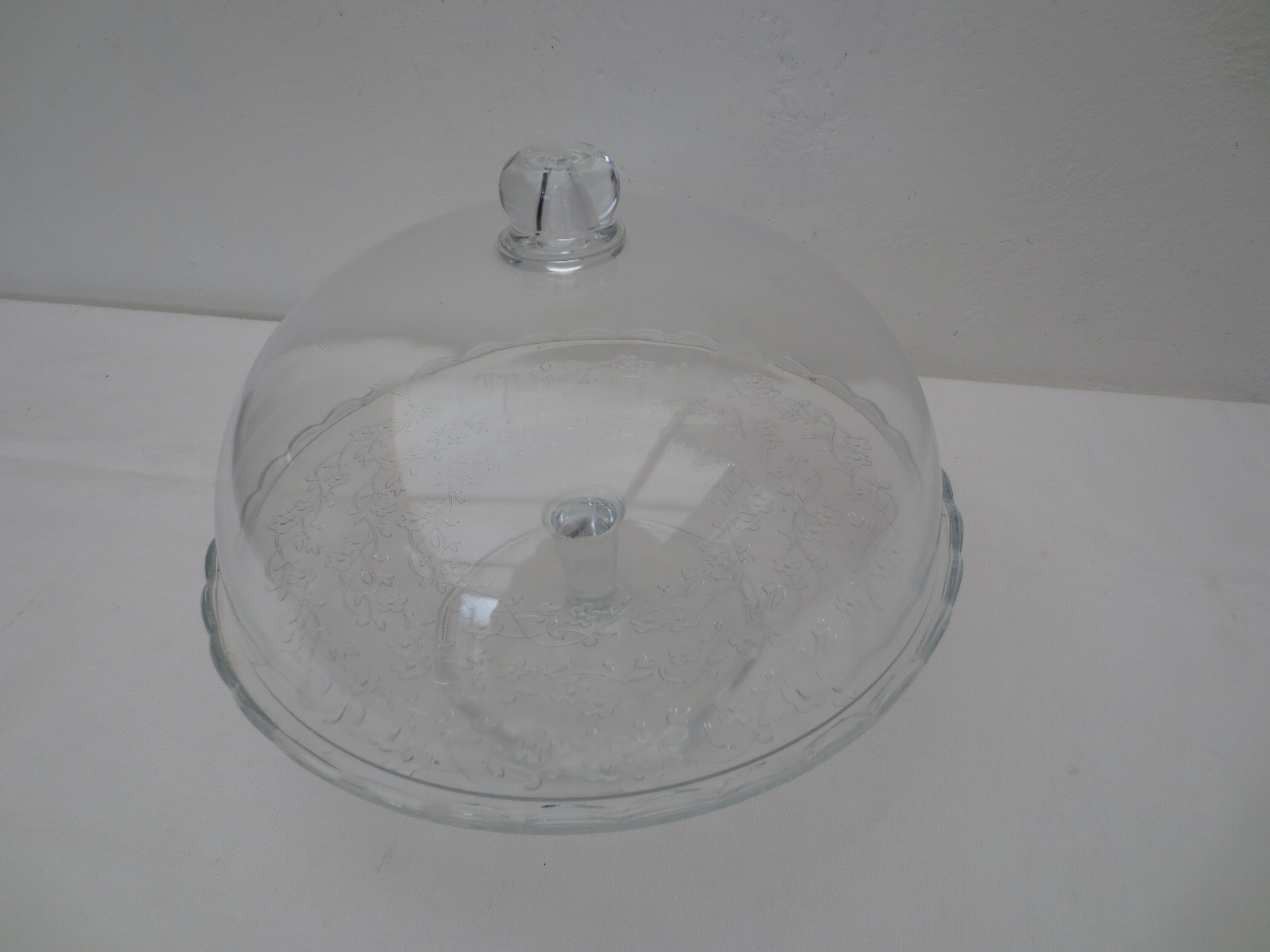 Ancienne cloche à gateaux en verre sur pied