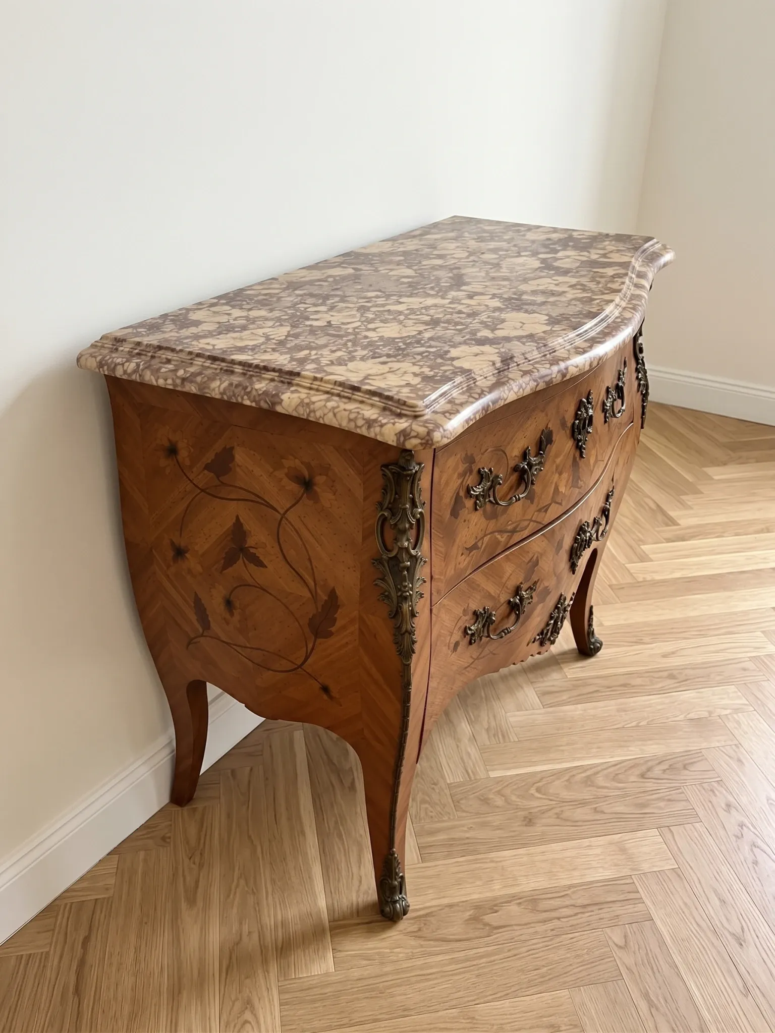 Commode Louis XV en bois de rose et marqueterie