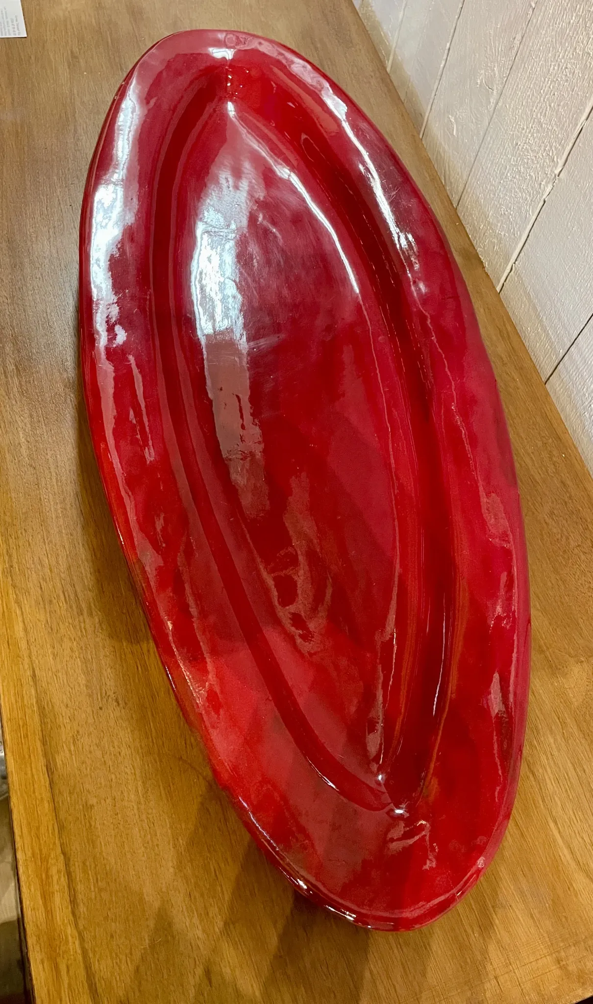 Plat en céramique rouge signé Voltz