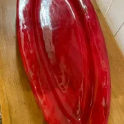 Plat en céramique rouge signé Voltz