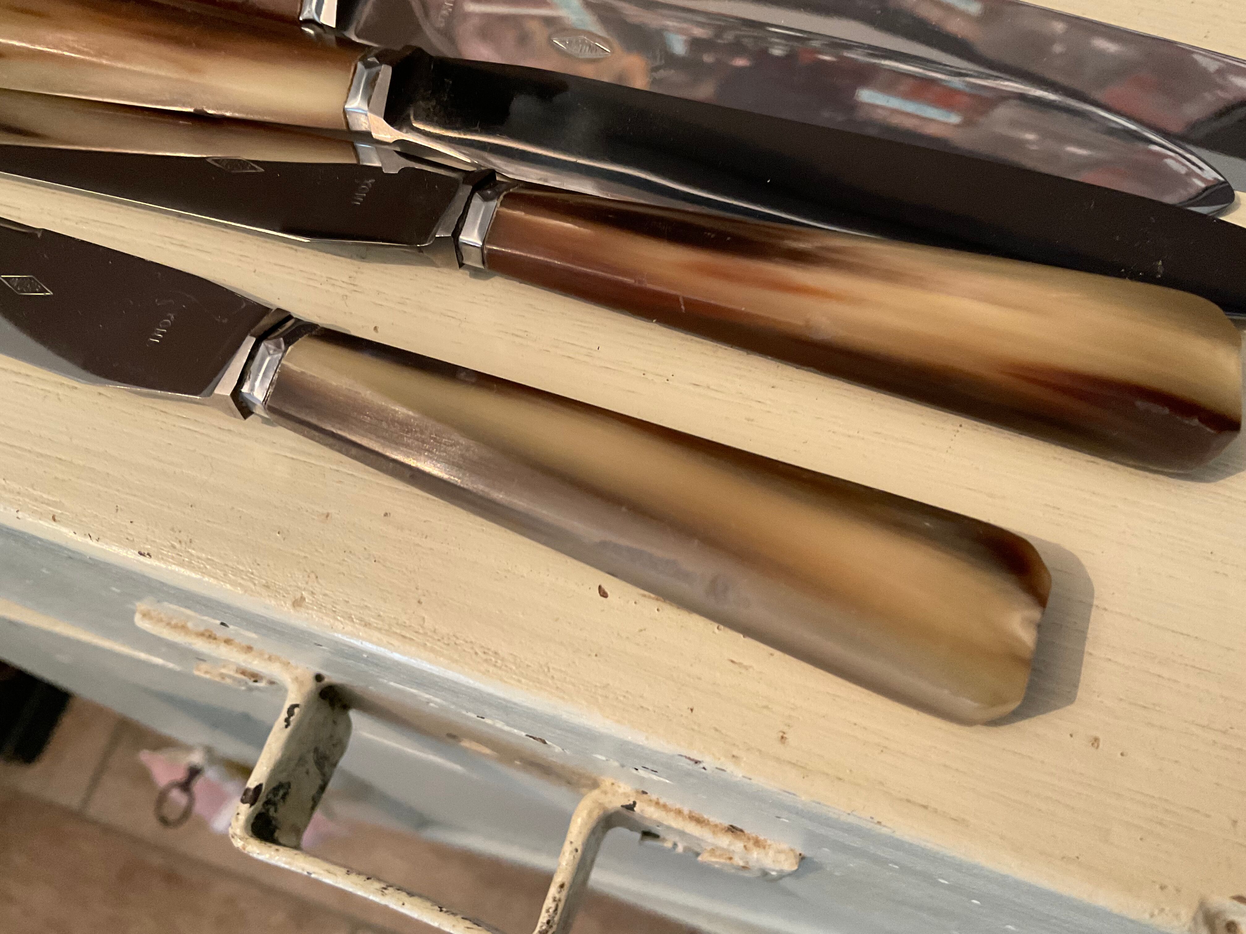Coffret 24 couteaux en inox et bakelite