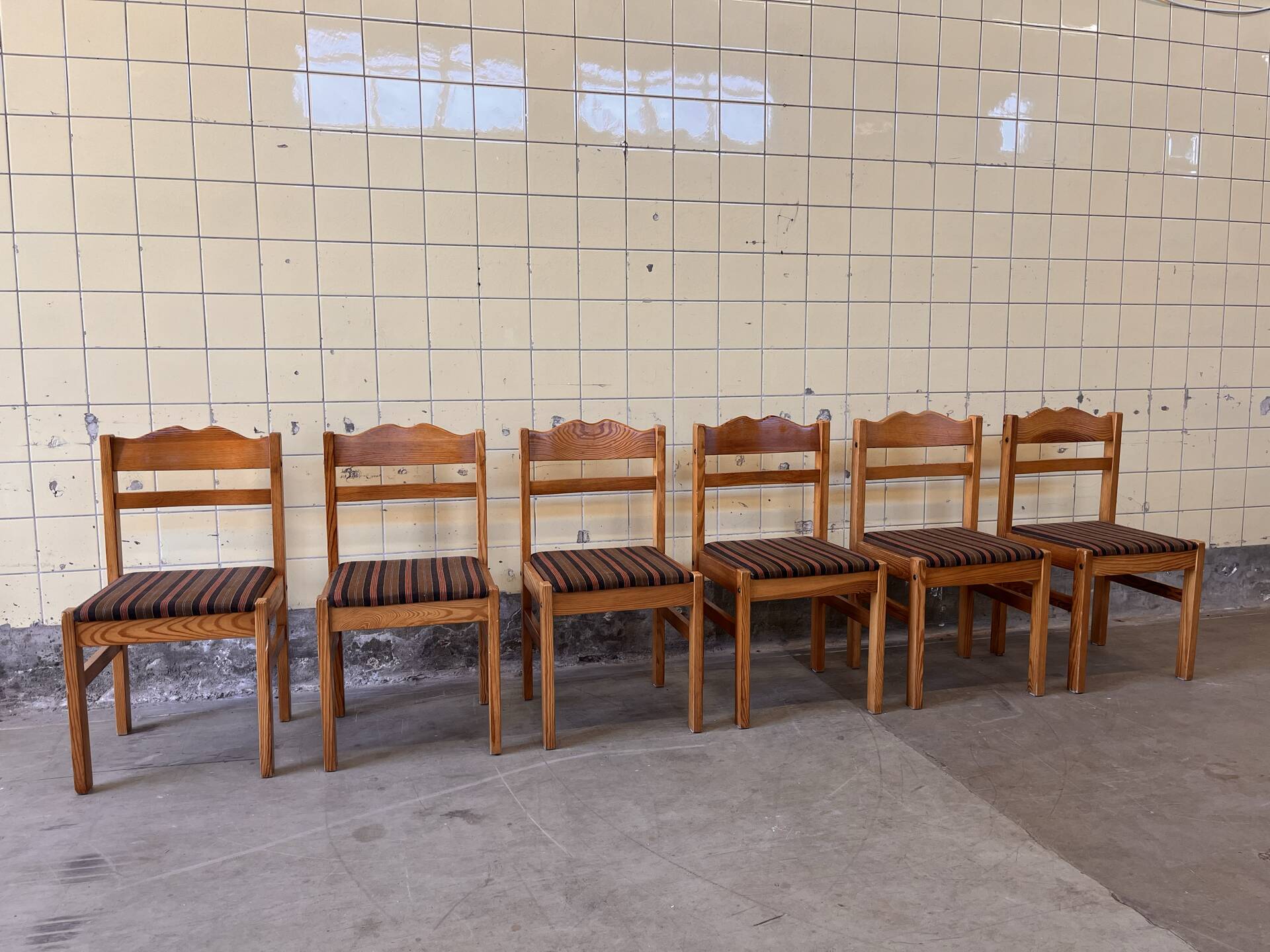 Set of six Scandinavian dining chairs in pine