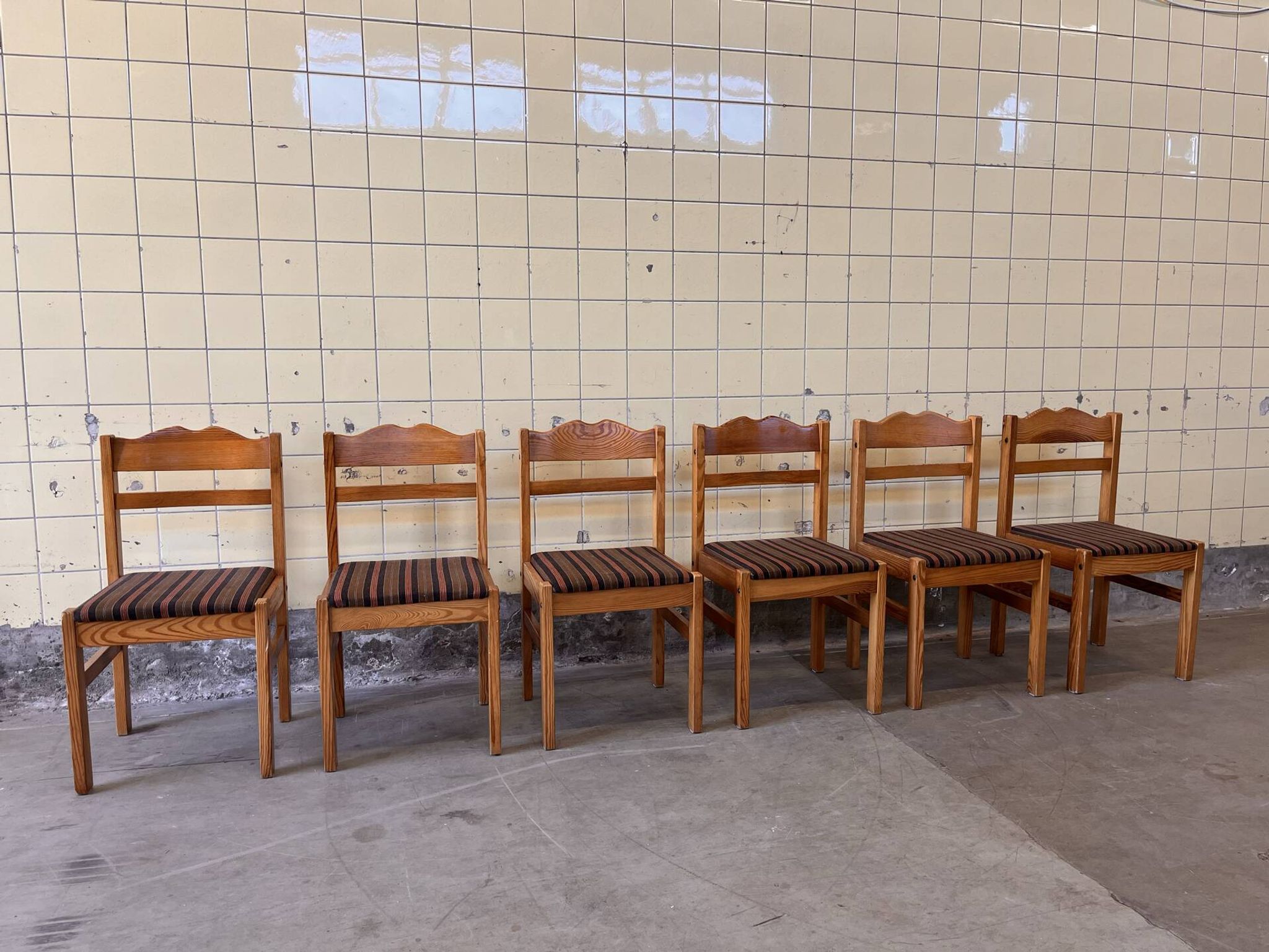 Ensemble de six chaises de salle à manger scandinaves en pin.