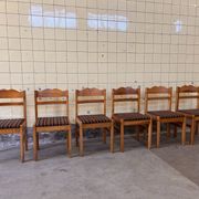 Ensemble de six chaises de salle à manger scandinaves en pin.