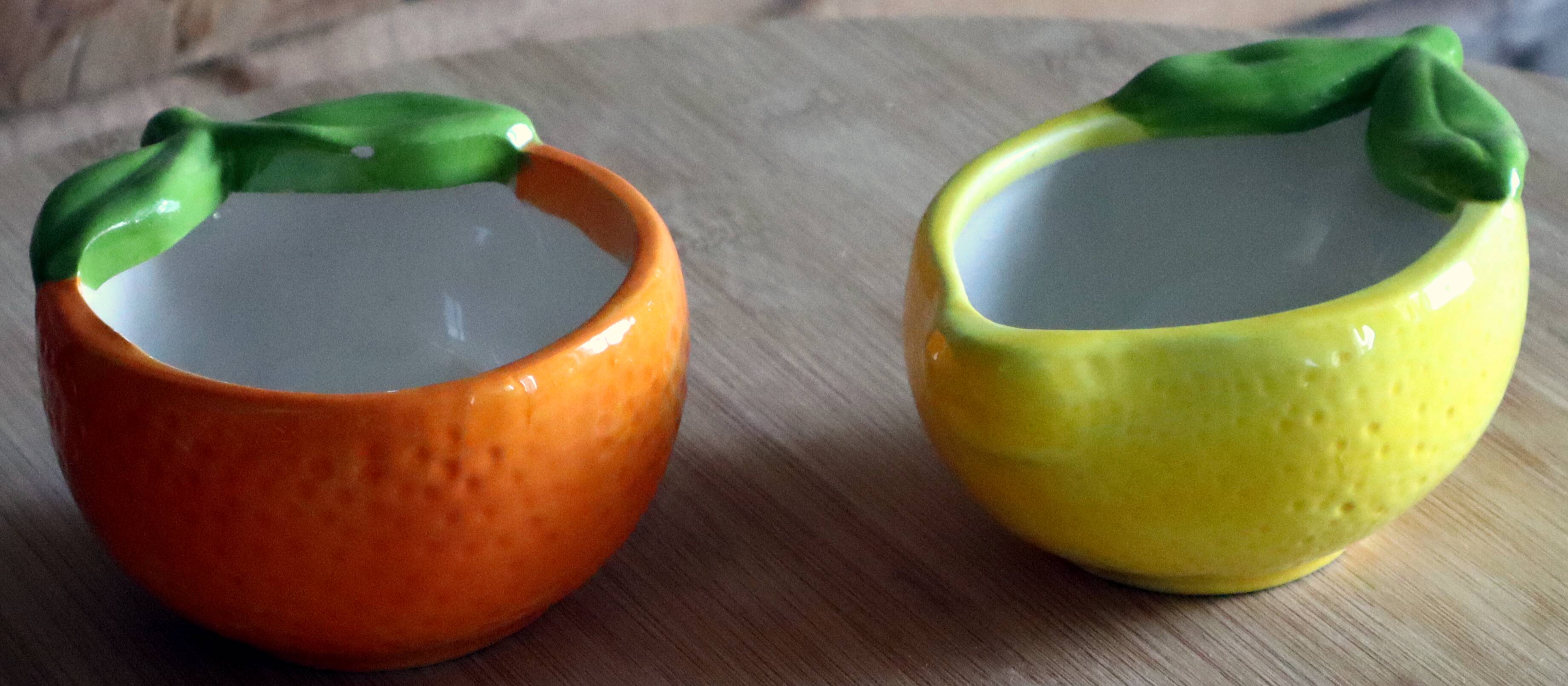 Duo of bowls / Pocket emptiers in slipware – Lemon & Orange