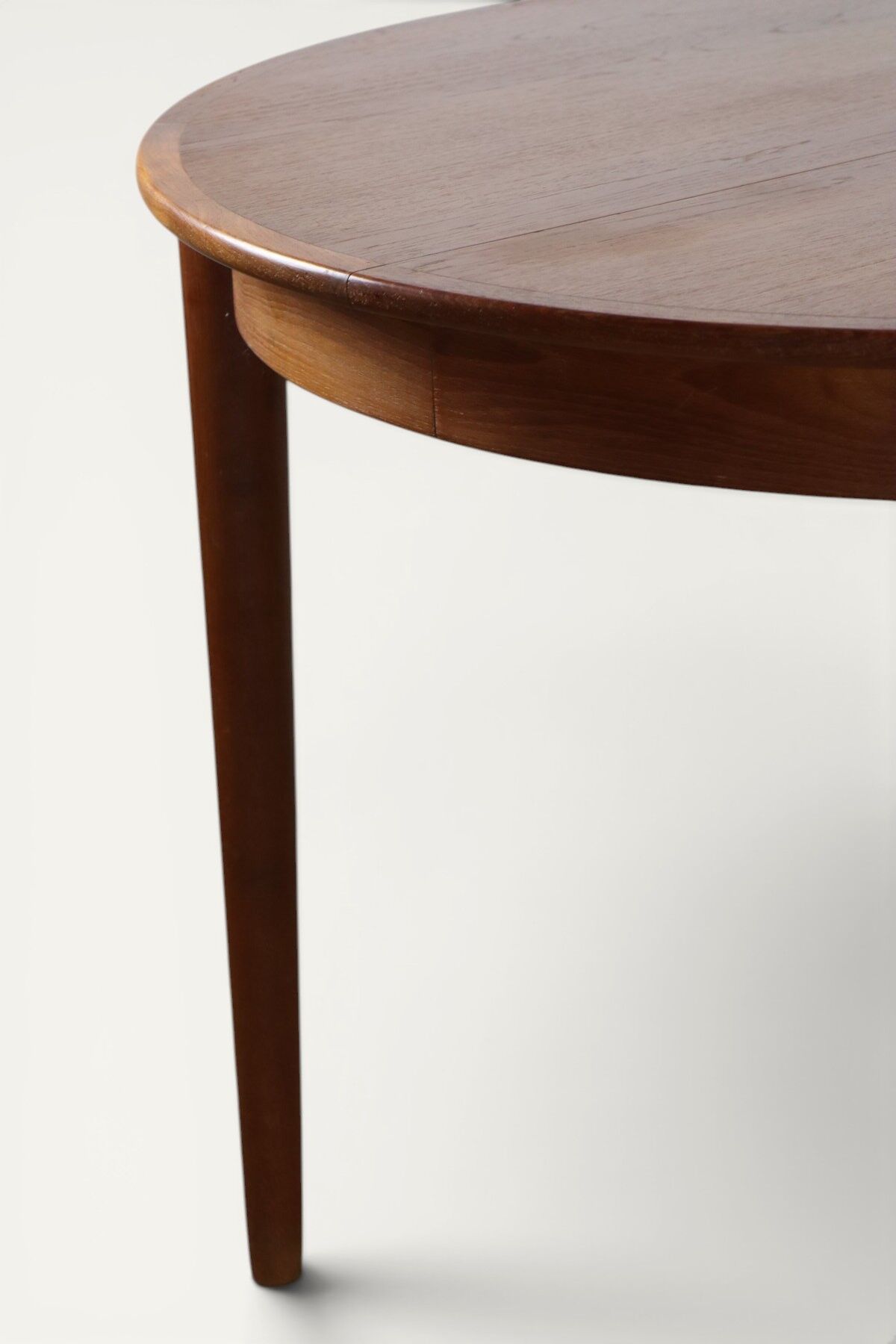 Table ronde de repas extensible danoise en teck – Années 1960