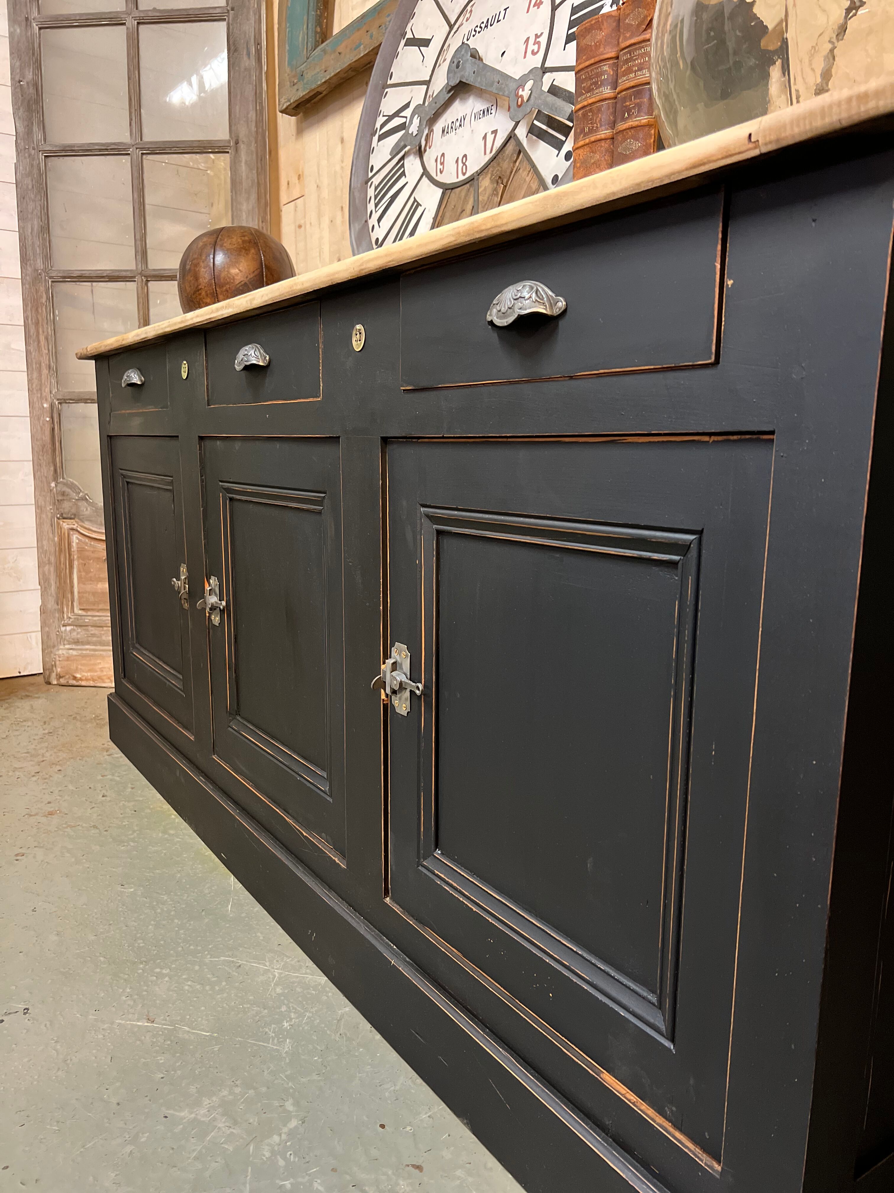 Buffet enfilade of trade