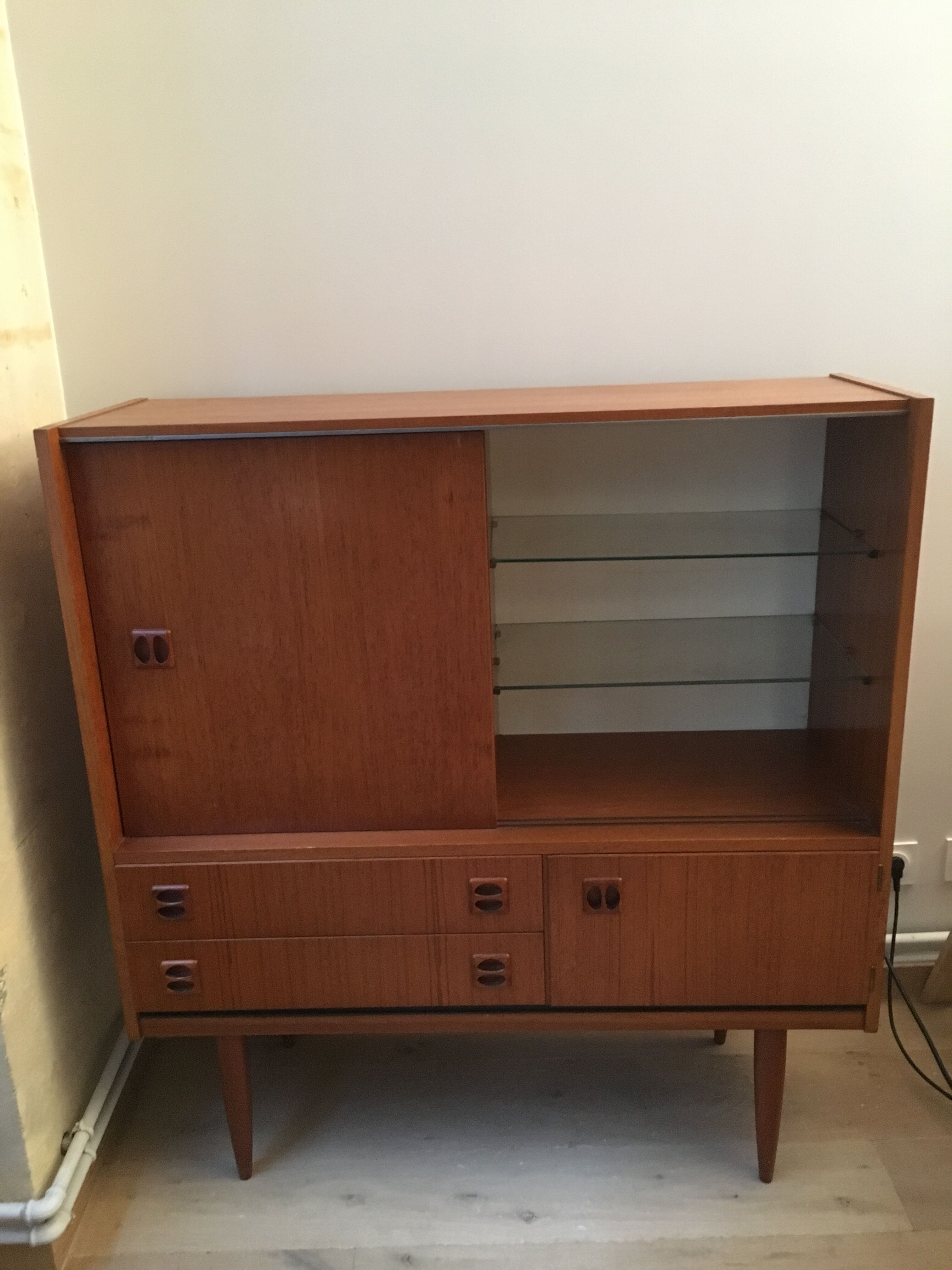 Meuble en teck avec 2 tiroirs et 1 porte