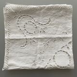 Nappe ancienne brodée richelieu en lin blanc