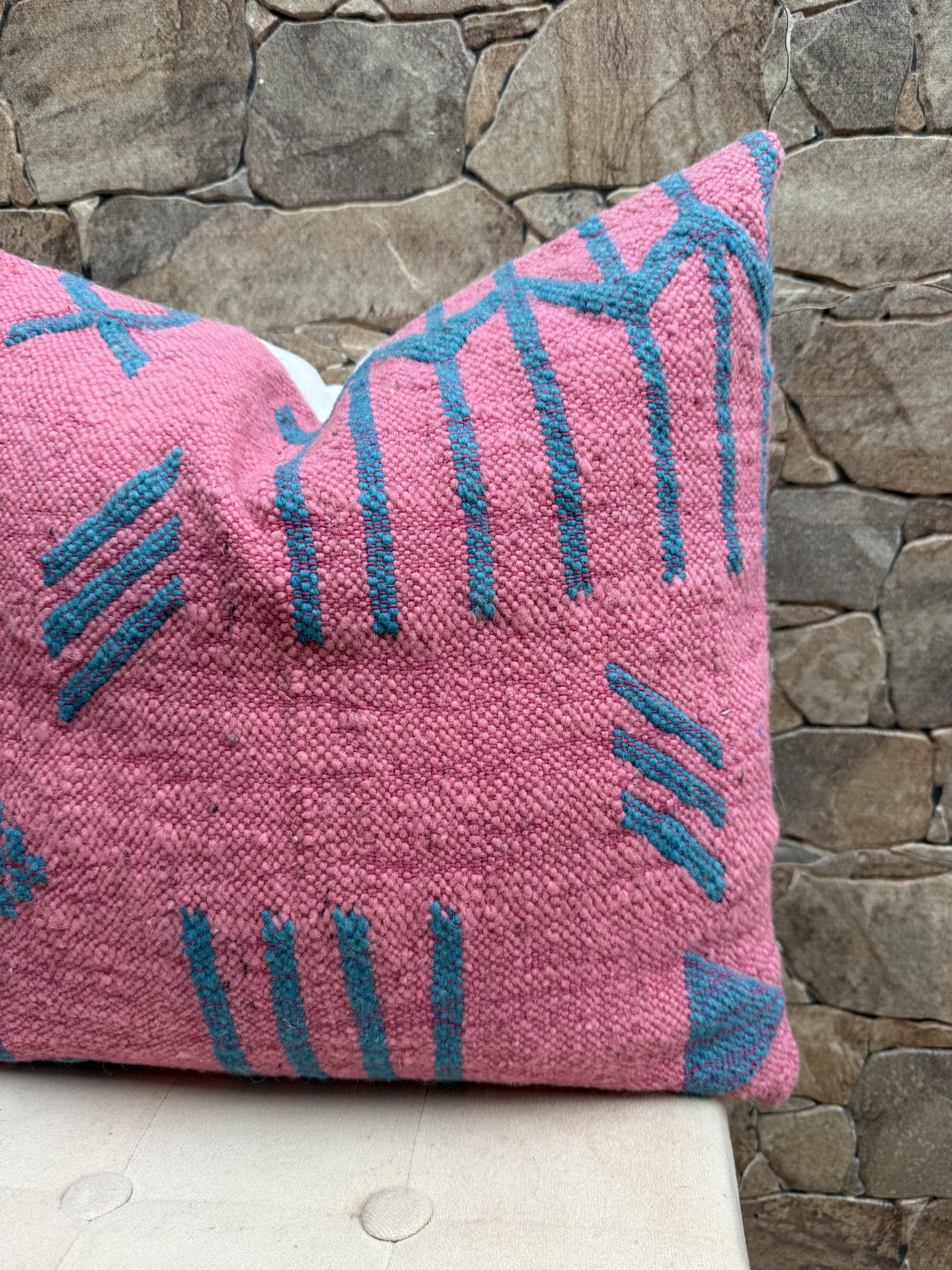 Coussin Kilim en laine berbère fait main : Coussin de sol marocain