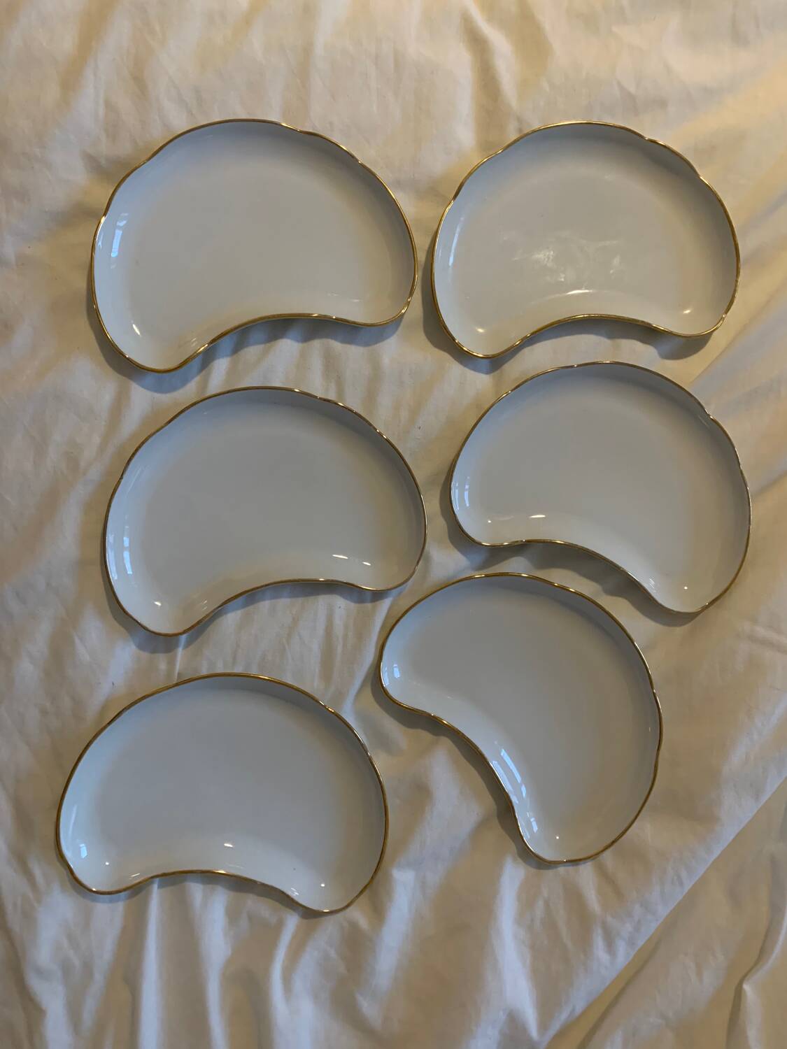 Set of 6 white porcelain plates with gold rims, Apilco