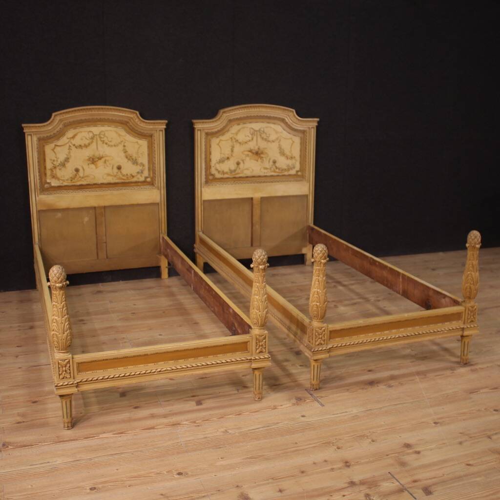 Paire de lits de style Louis XVI en bois laqué du XXe siècle