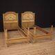 Paire de lits de style Louis XVI en bois laqué du XXe siècle