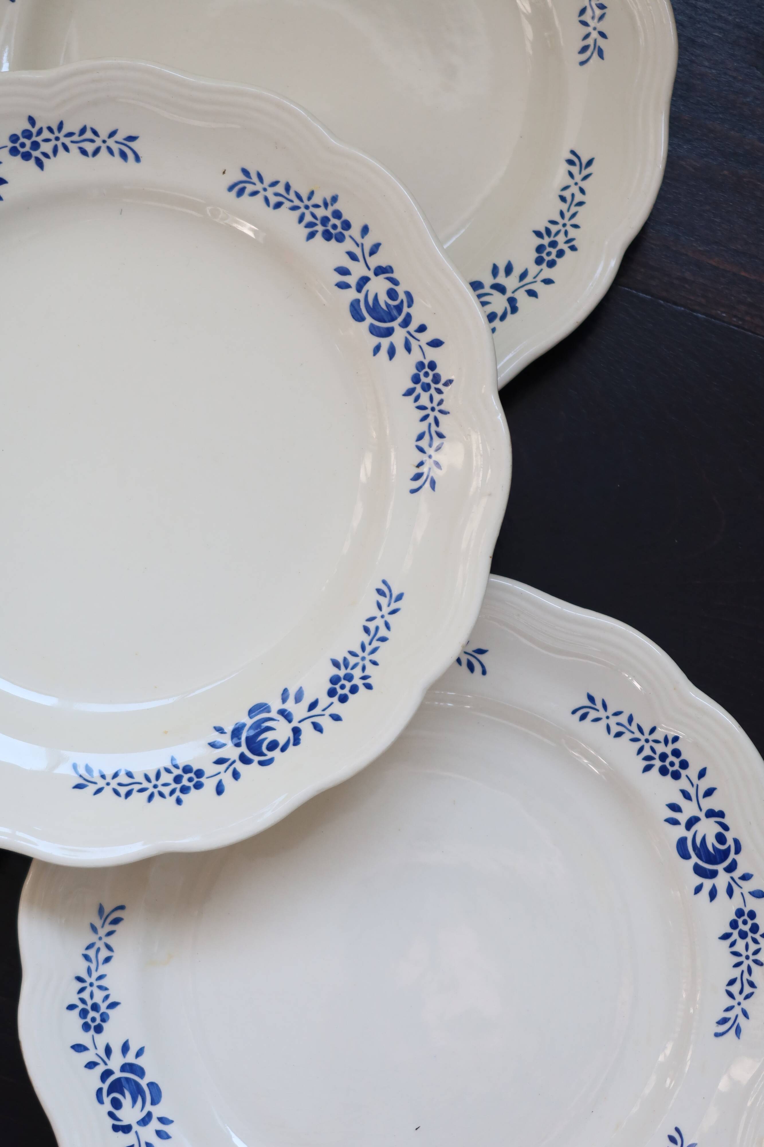 4 vintage white and blue earthenware dinner plates - Floral design