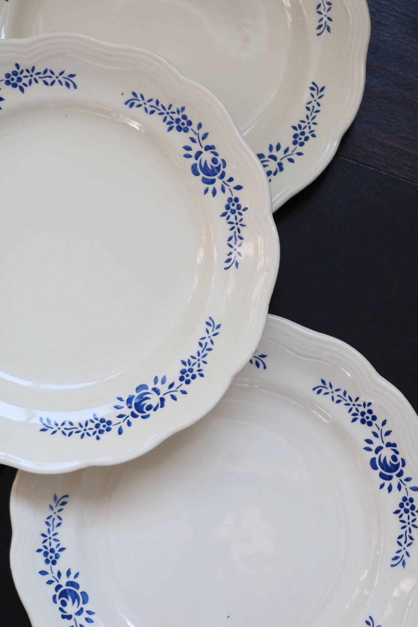 4 assiettes plates vintage en faïence banche et bleue - Décor fleuri