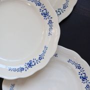 4 assiettes plates vintage en faïence banche et bleue - Décor fleuri