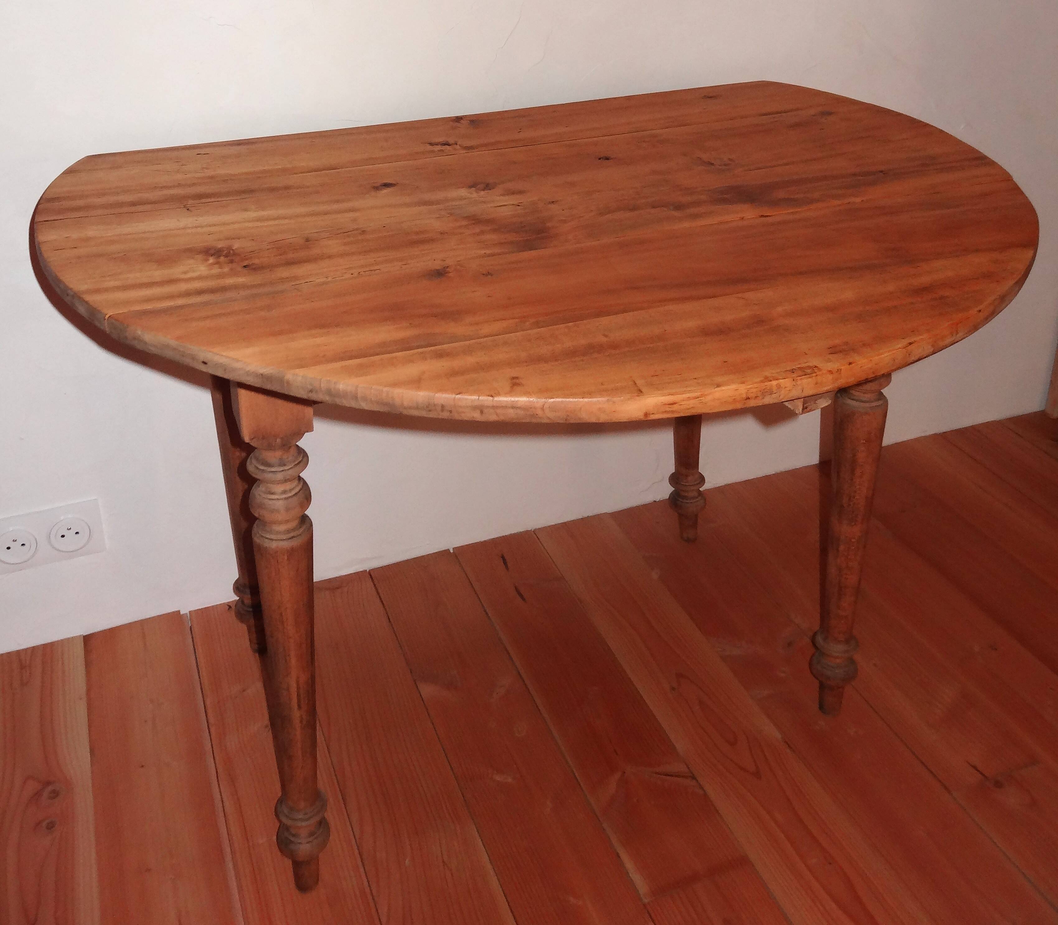 Round table with turned legs