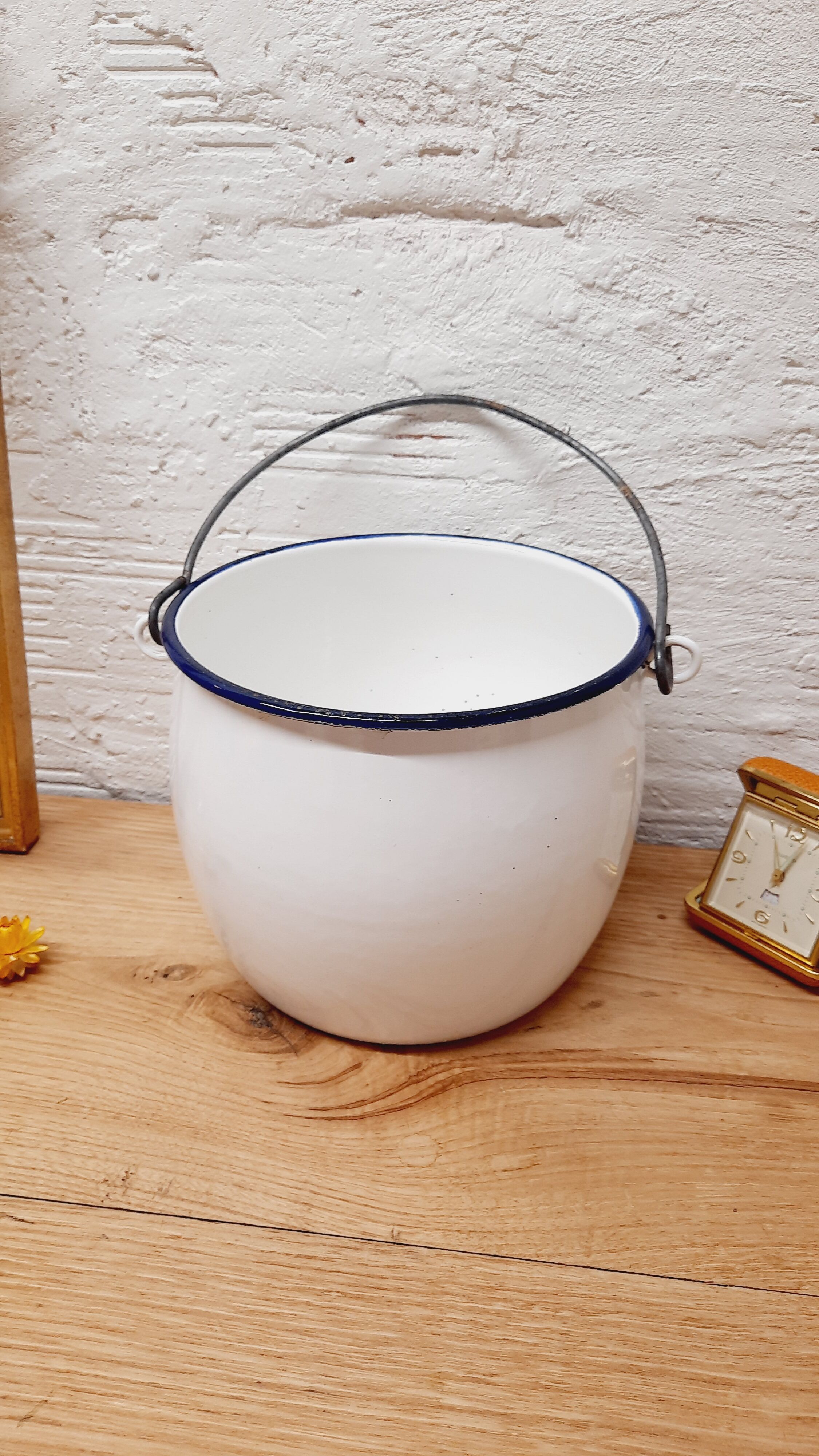 Enamelled sheet metal bucket