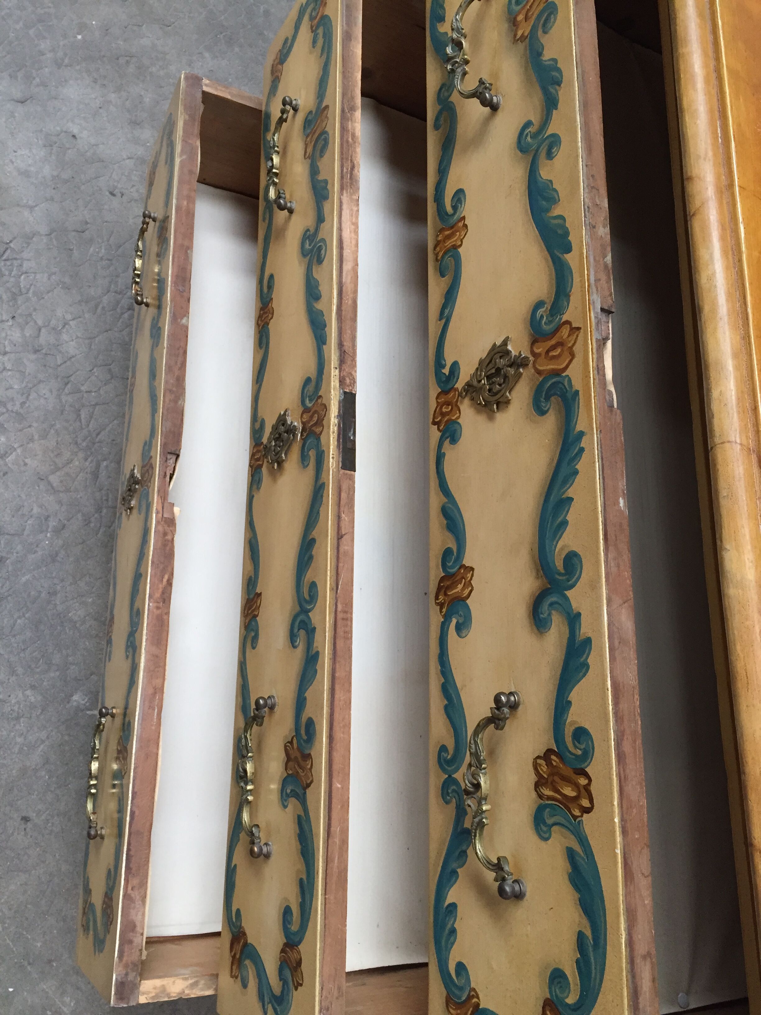 Venetian dresser 19 eme