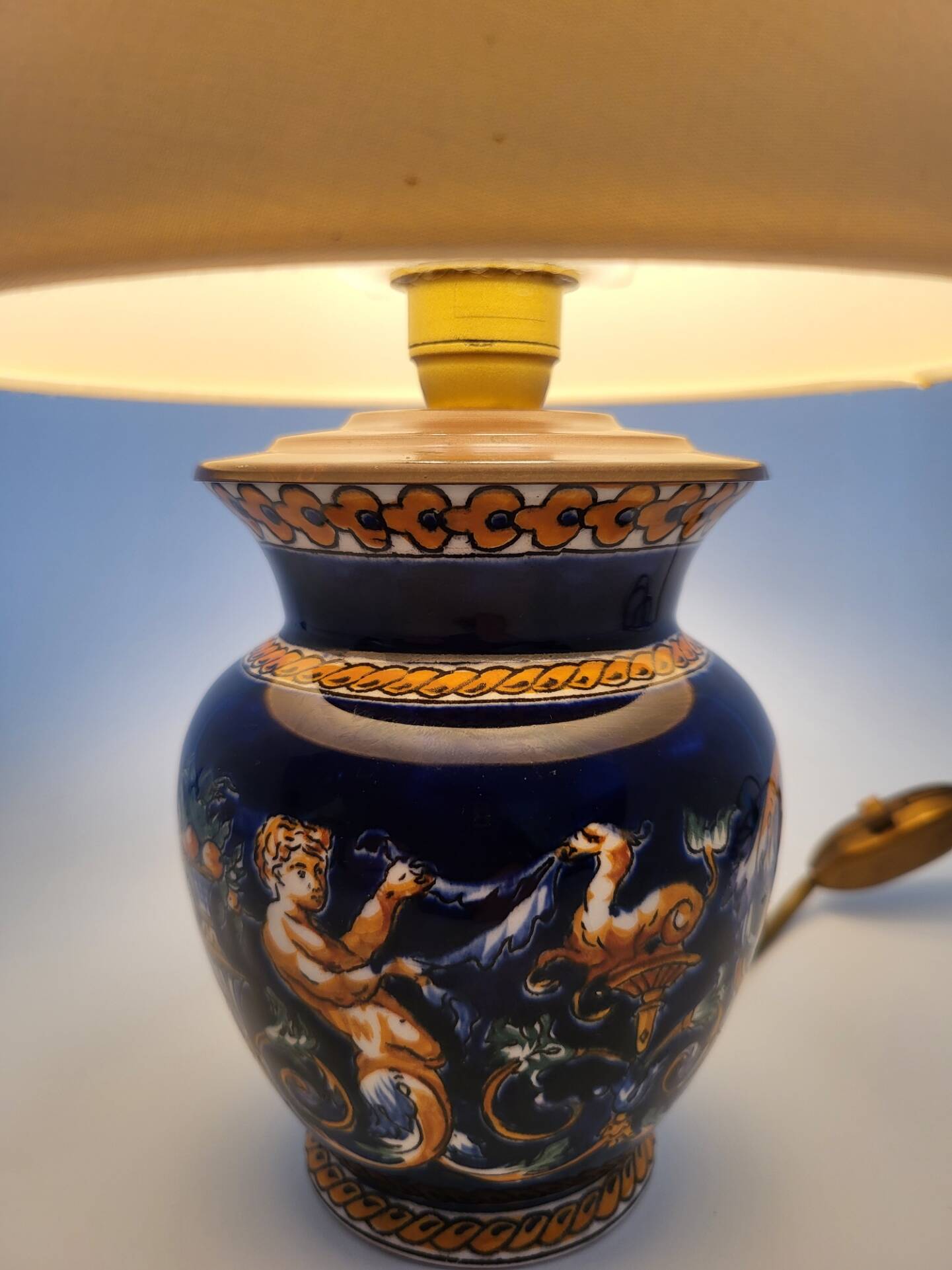 Lampe de table faïence de Gien décor Renaissance fond bleu
