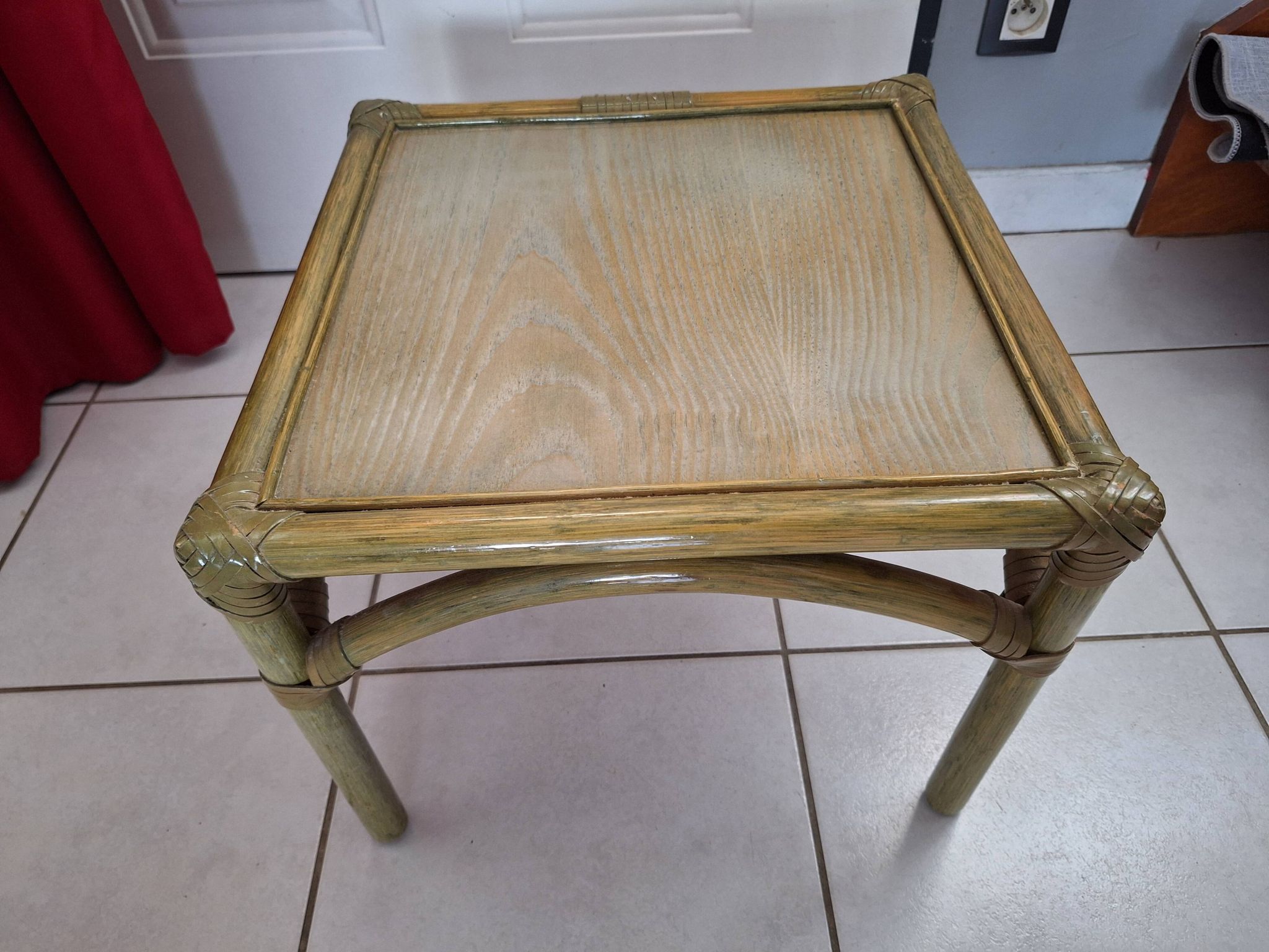 Table basse en rotin maugrion