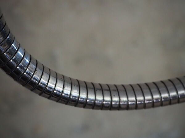 Lampadaire flexible, chromé, abat-jour blanc opaque et bords métallisés