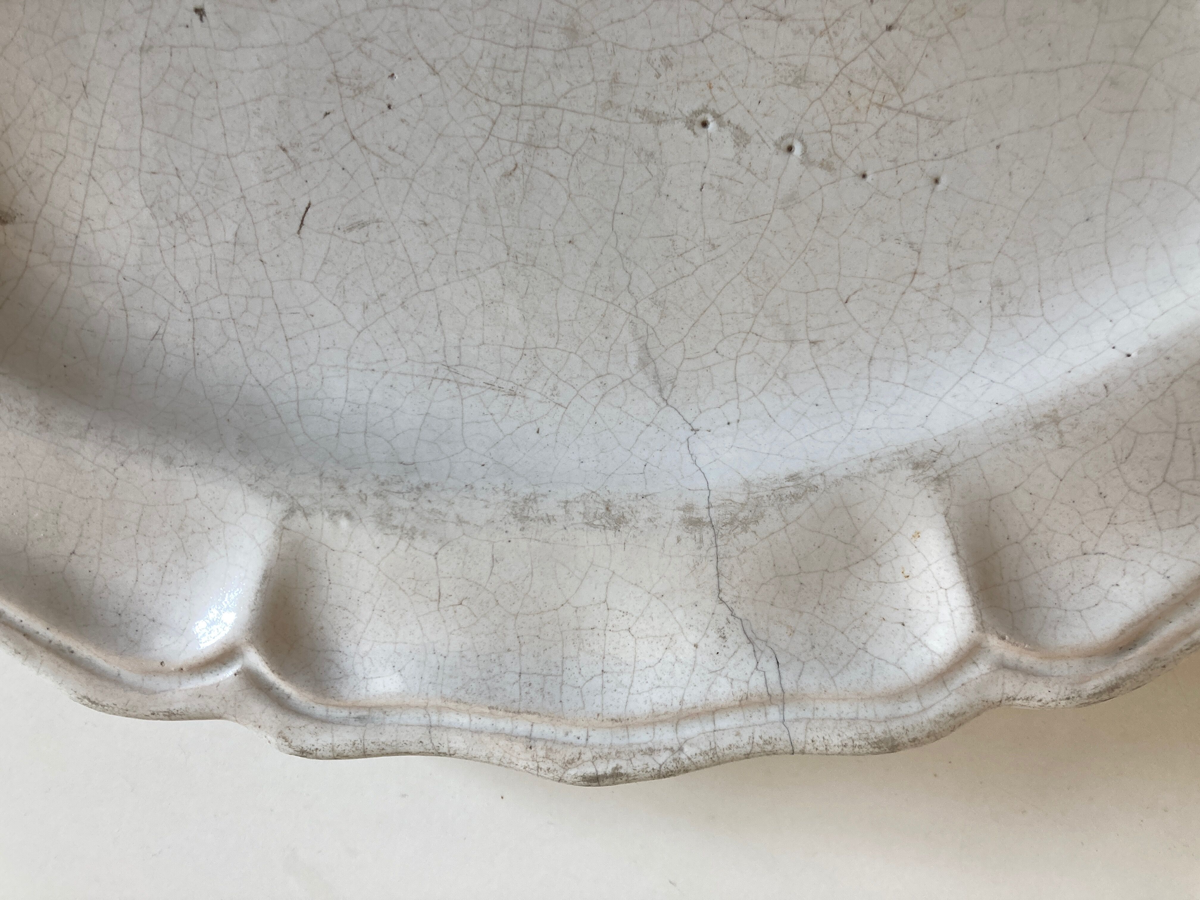 Flat centerpiece with godrons in glazed earth Moustiers 18th