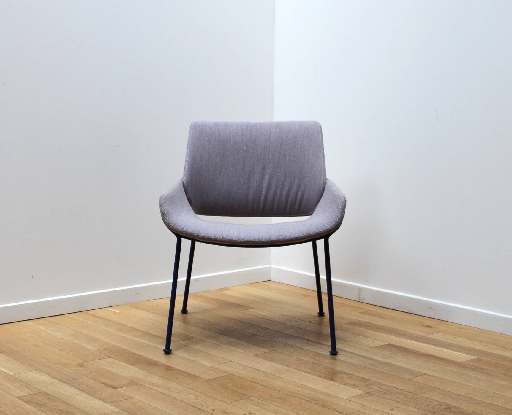 Monk designer armchair, Prostoria