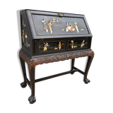 Slope office with asian decorations from the 1950s