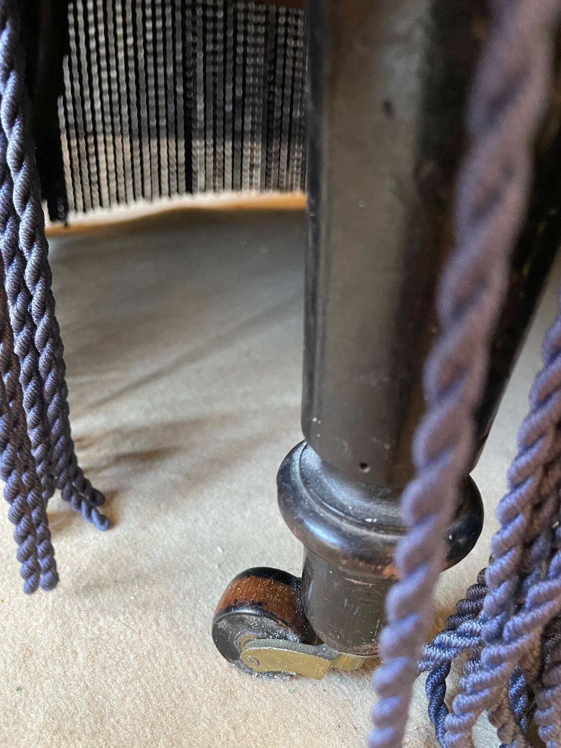 Fauteuil capitonné en velours bleu