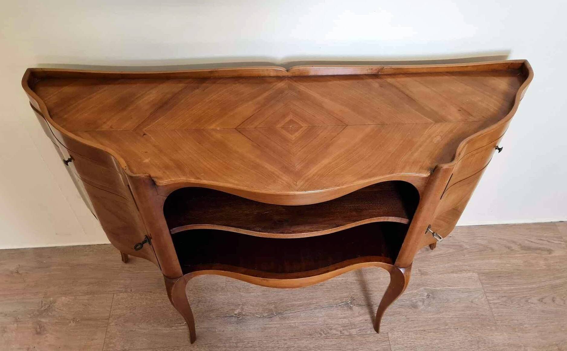 console serving model similar to the so-called “snack” table models