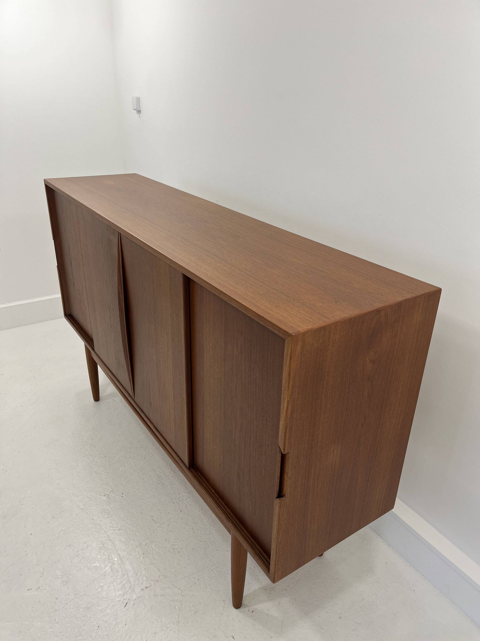 Buffet en teck avec portes coulissantes, 1965