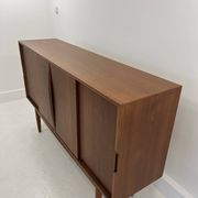 Buffet en teck avec portes coulissantes, 1965