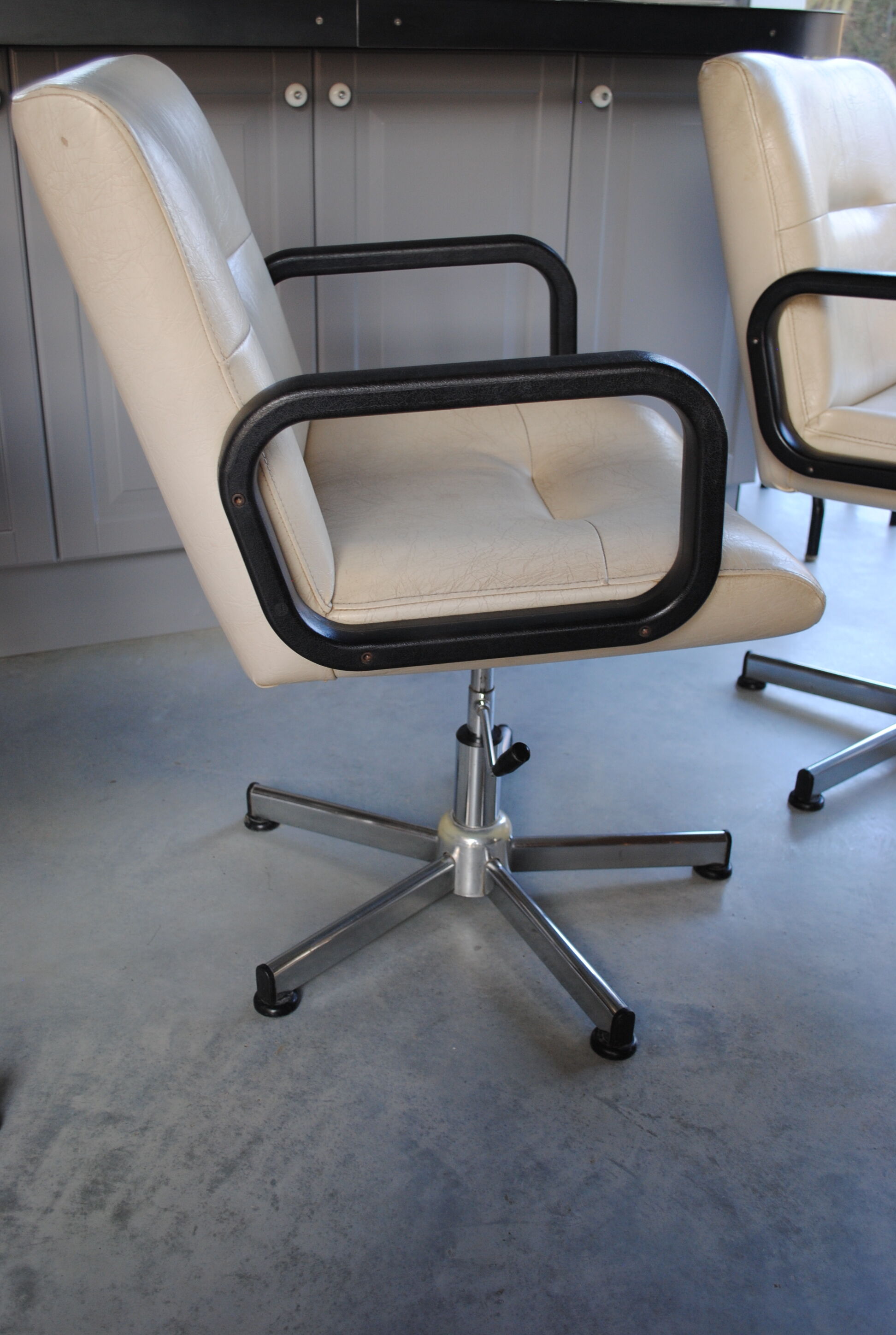 Lot de 3 fauteuils de bureau en cuir année 70