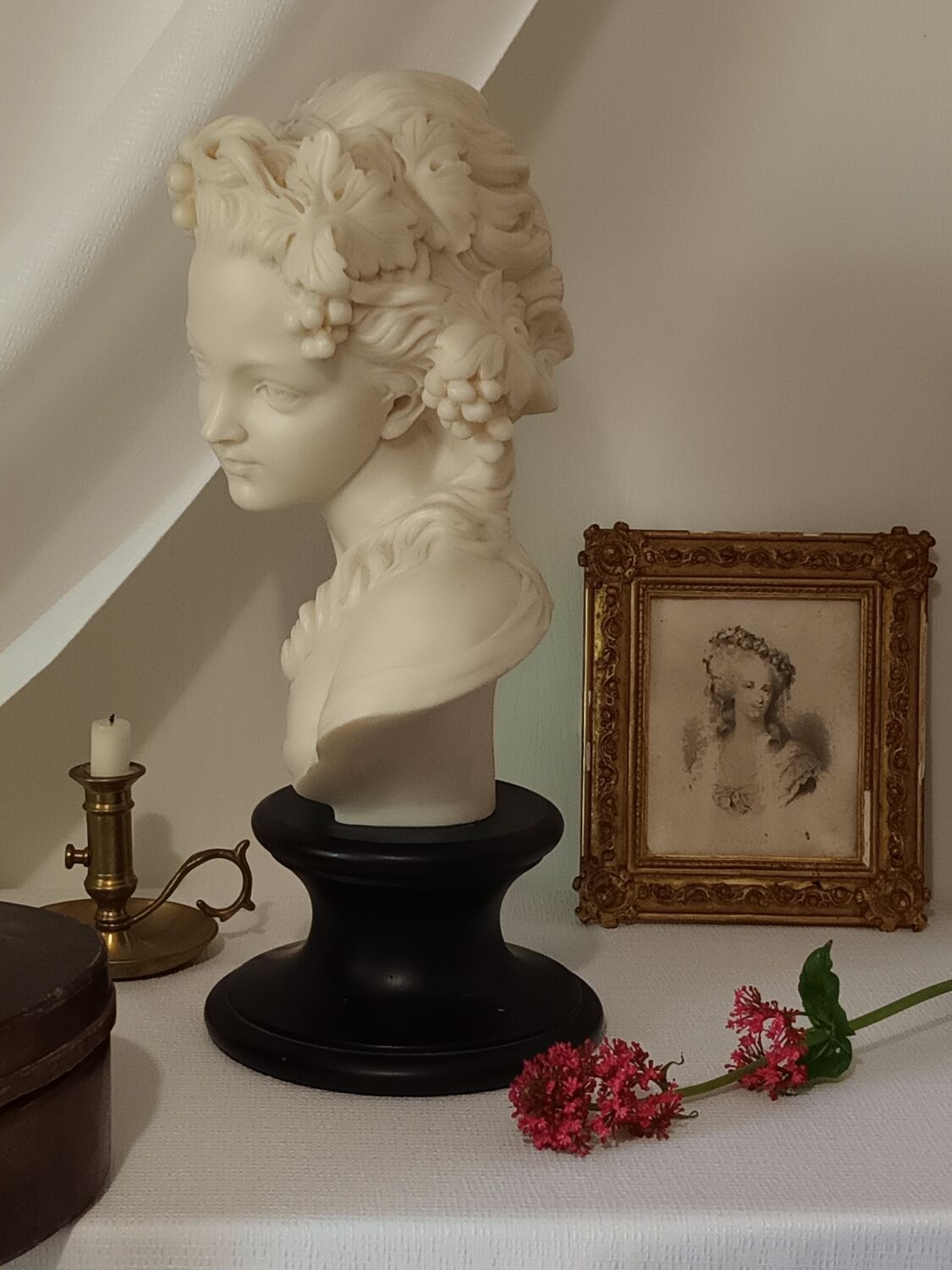 Bust young girl resin and marble XXth