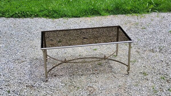 Table basse en métal chromé, plateau en verre fumé de style néo-classique, années 70