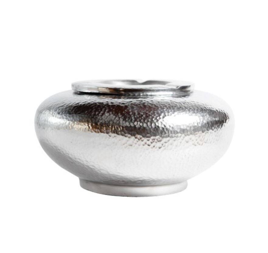 Hammered aluminum ashtray with lid for cigars and cigarettes
