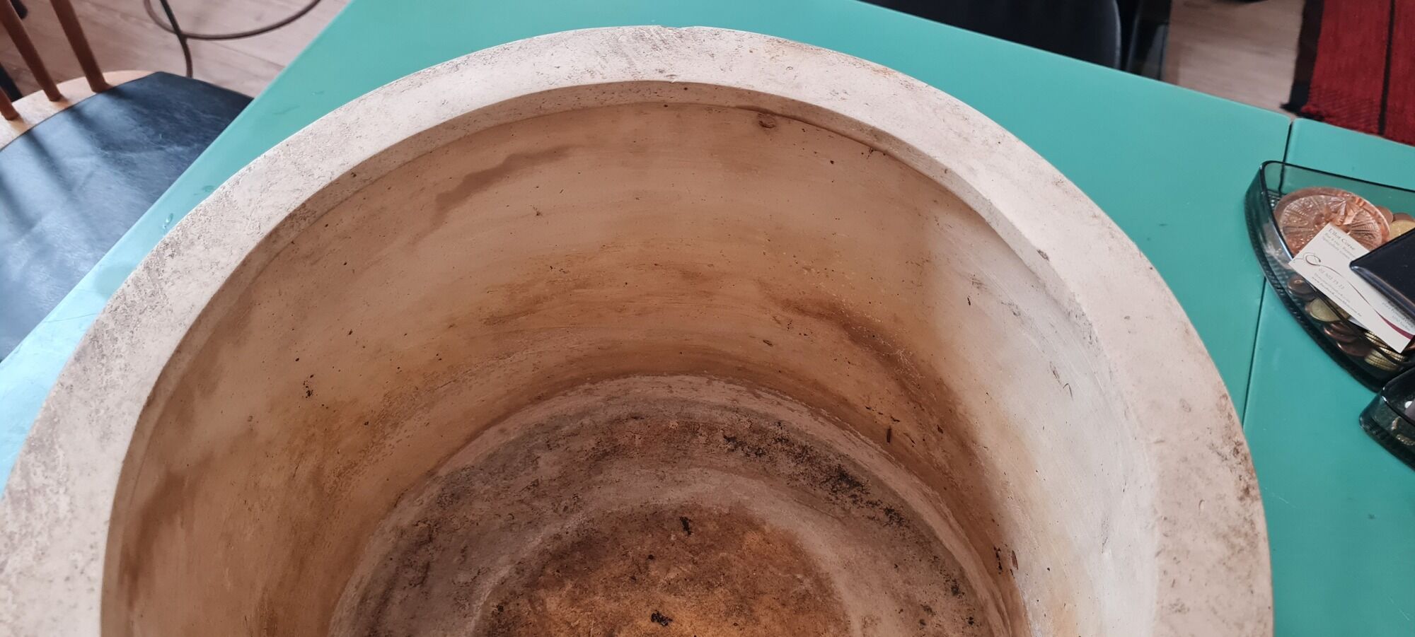 Round white stone pot cover with a farandole of angels